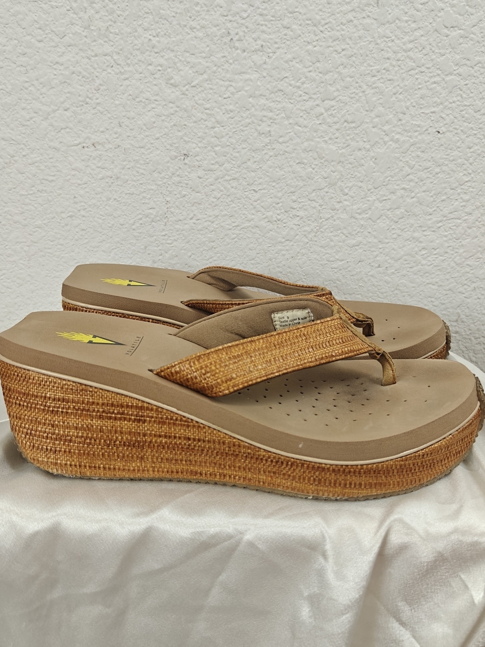 Volatile Bahama Wedge Sandals Women's Size 9 Tan Woven Comfort Thong Shoes - Picture 2 of 11